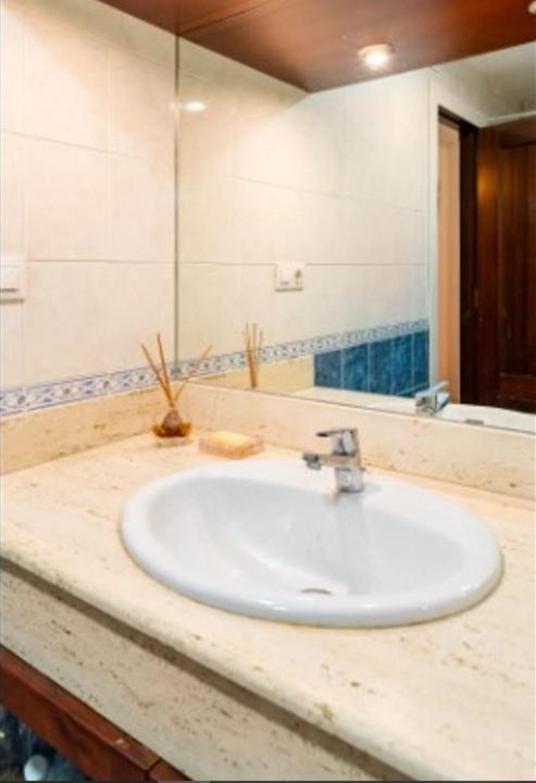 Acogedora Habitacion En Apartamento Compartido Amplio Y Centrico Granada Dış mekan fotoğraf